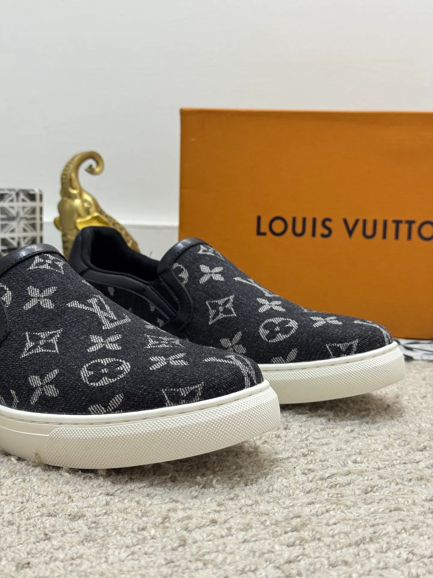 Men's shoes 💰380 [New style] 🌂🌂Top original order - Louis Vuitton®️ Trendy and fashionable yet low-key men's casual shoes, uppers made of LV special canvas presbyopia, comfortable and breathable, mesh lining, original rubber outsole, 2 colors optional ~ a must-have for stylish men. Size: 38-44 (45 customized